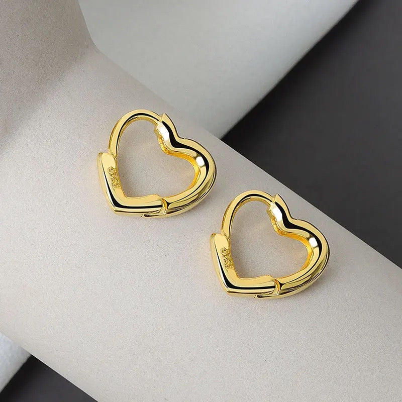 CUTE HEART HUGGIES